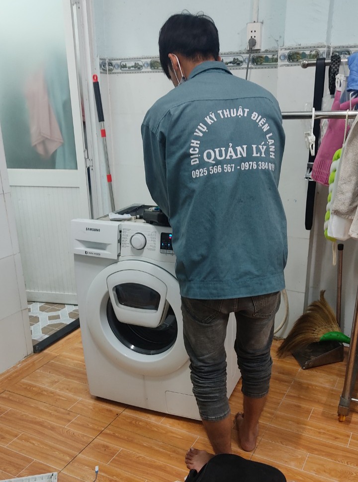 Nhân viên Quản Lý vệ sinh máy giặt tại quận 9 theo trình từ các bước