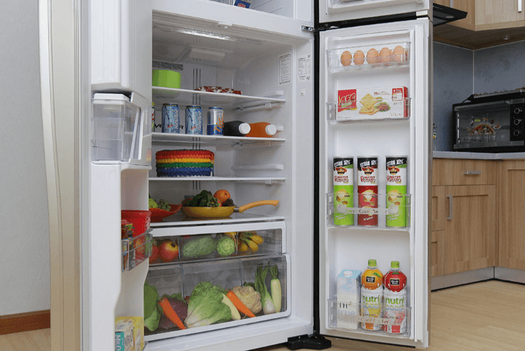 Tủ lạnh Hitachi hiện đại với dung tích lớn.