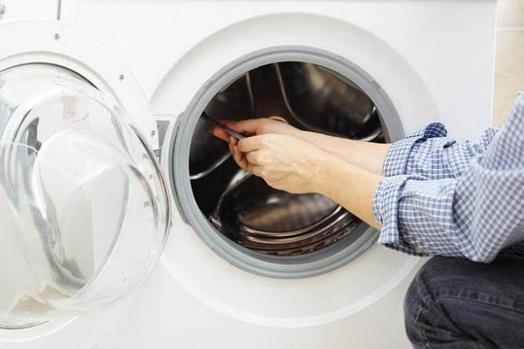 Bạn cần vệ sinh máy giặt theo định kỳ để máy hoạt động được tốt hơn